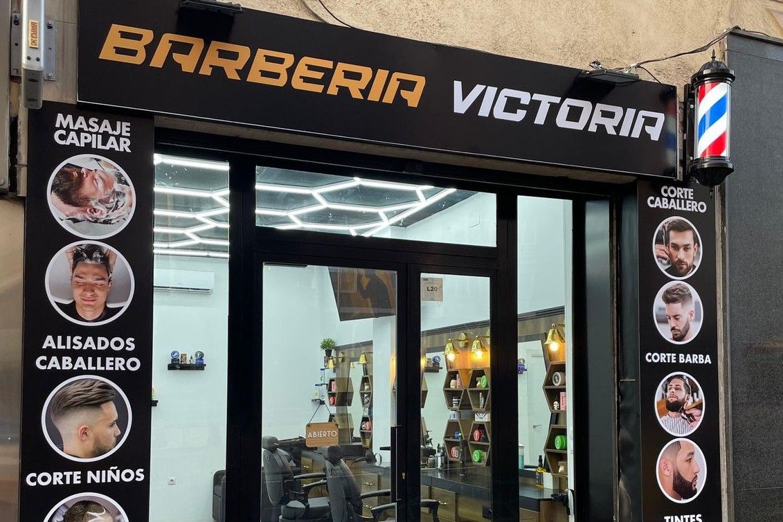 Fachada y escaparate de Barbería Victoria, Madrid